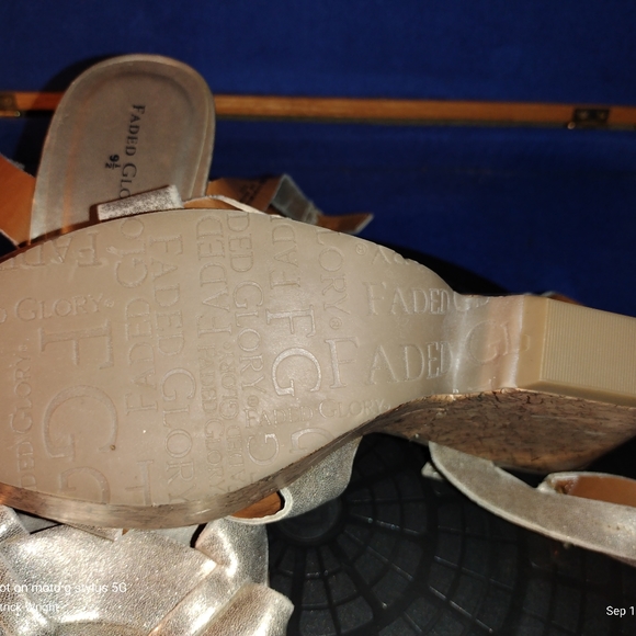 Faded Glory Gold Metallic 4+ Inch Open Toe Platform Heels, Sz. 9.5-US, 41.5-EU - Picture 9 of 9